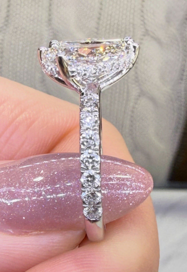 toi et moi
14k white gold
fishtail setting
underhalo
hiddenhalo
pear cut
radiant cut 